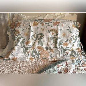 ROLLER RABBIT Botanical pillow case set. Standard size. Color - teal.